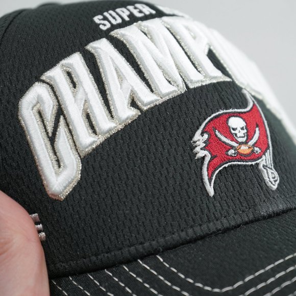 Tampa Bay Buccaneers New Era Super Bowl LV Champions Locker Room 9FORTY Snapback - Picture 4 of 11